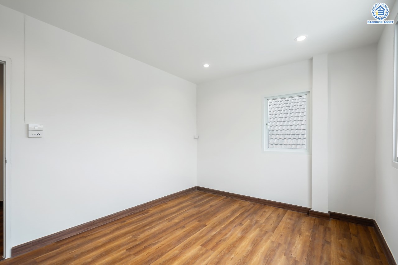 บ้านมือสองตกแต่งใหม่ ม.สินวงศ์ ดอนเมือง บ้านเดี่ยว เนื้อที่ 50 ตร.ว. ฟังก์ชัน 3 ห้องนอน 2 ห้องน้ำ จอดรถได้ 2 คัน บนทำเลดีที่สุด ใกล้สนามบินดอนเมือง ทางด่วน "ศรีสมาน" และรถไฟฟ้าสายสีแดง "สถานีดอนเมือง"